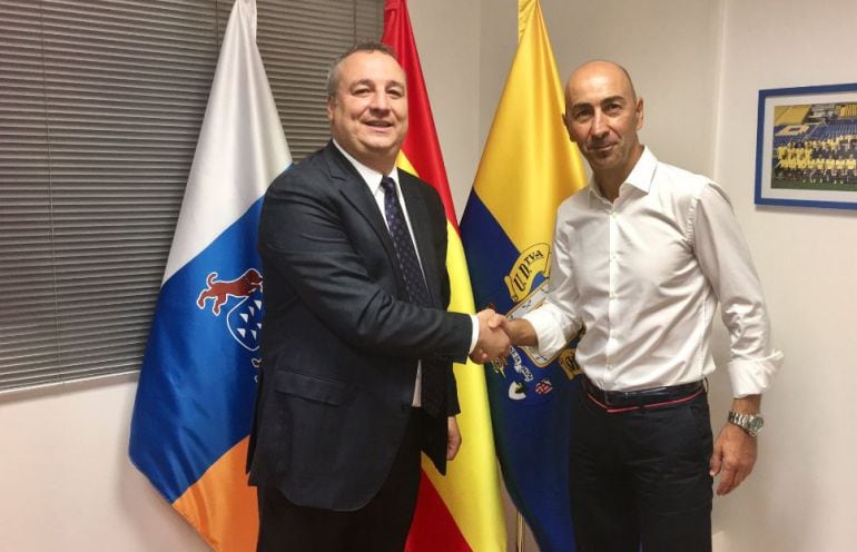 Pako Ayestarán, nuevo entrenador de Las Palmas, con el presidente del club insular 