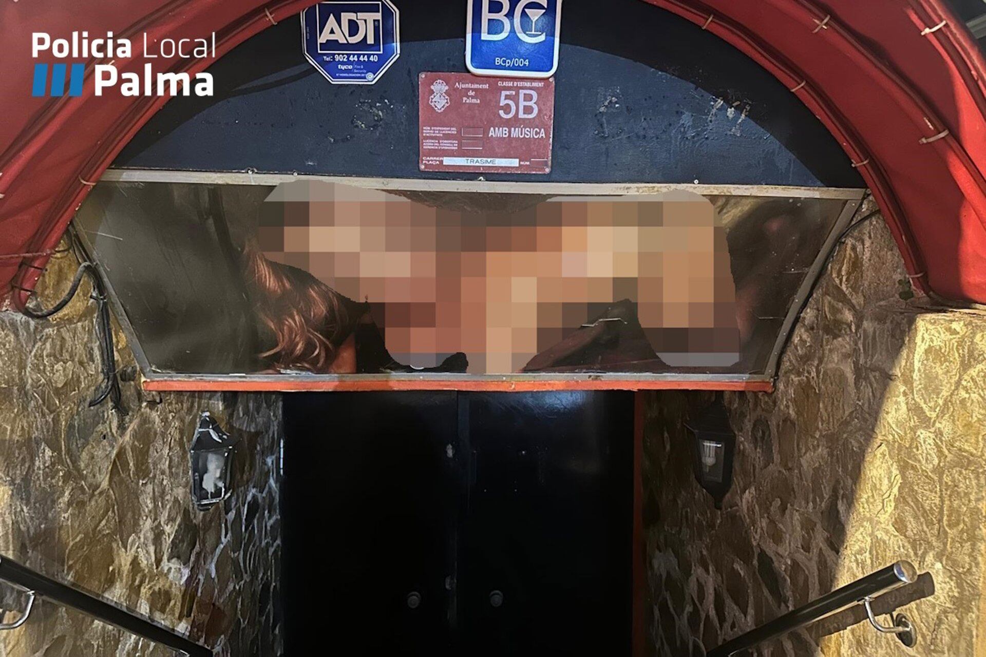 20/07/2025 Cartel de entrada de uno de los establecimientos denunciados en Playa de Palma..
La Policía Local de Palma ha denunciado a cinco locales de ocio nocturno de Playa de Palma por una presunta exhibición de publicidad sexista.
ESPAÑA EUROPA ISLAS BALEARES SOCIEDAD
AYUNTAMIENTO DE PALMA