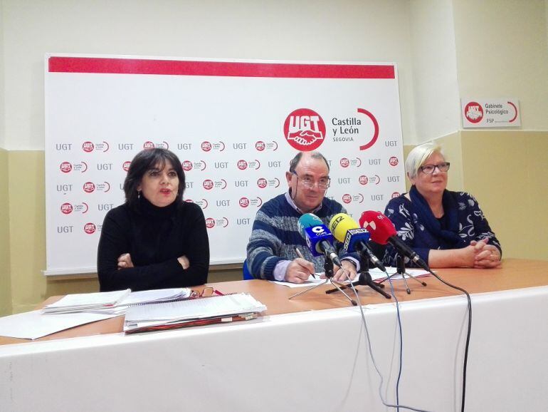 Nieves Martínez, secretaria del sector Sanidad UGT CyL, Miguel Ángel Mateo, UGT Segovia y María Jesús Palacios, representante de UGT Junta de Personal del Sacyl en Segovia.