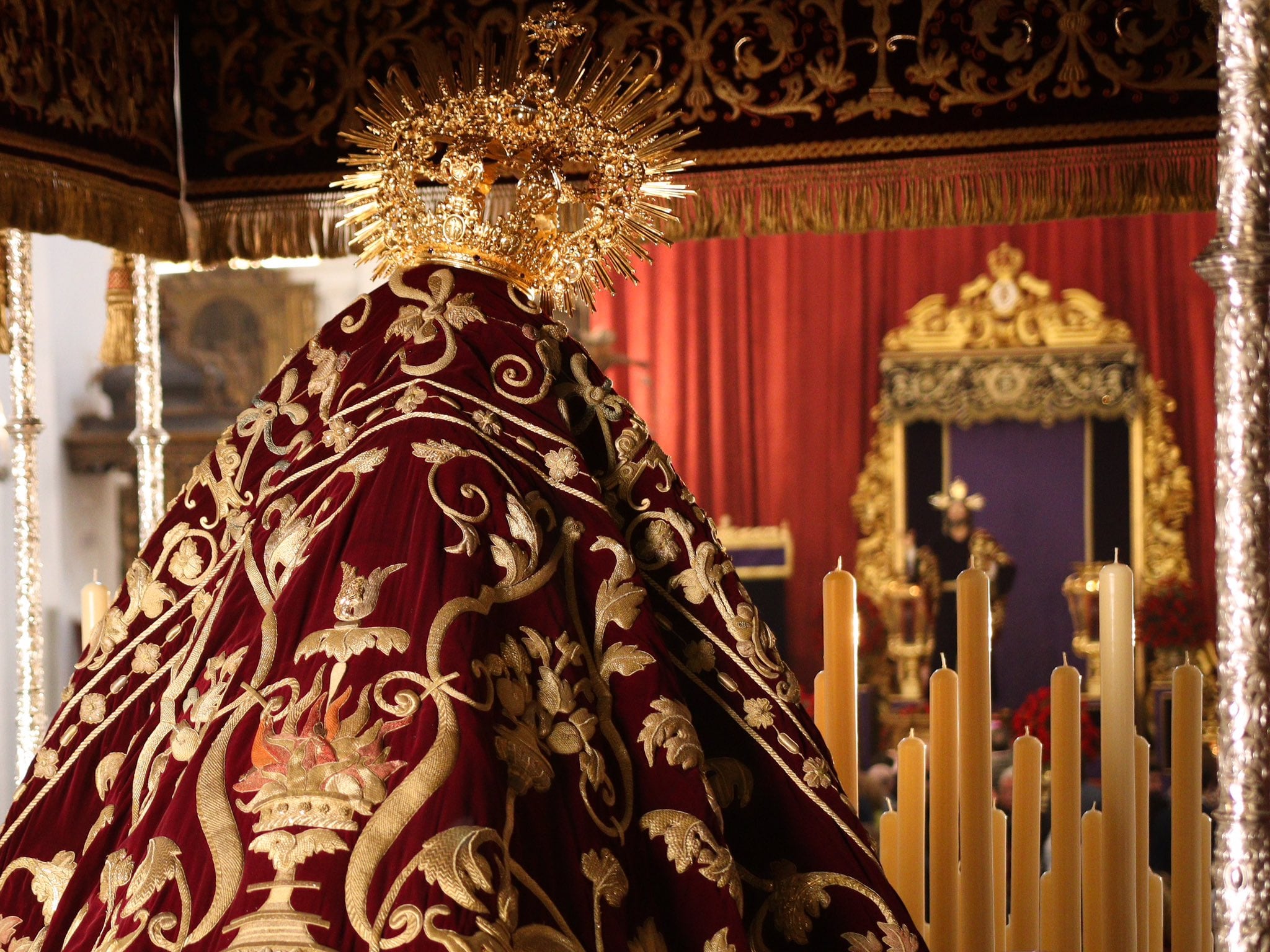 La Virgen de la Victoria de Las Cigarreras, en su paso de palio ante el Señor de la Sagrada Cena en el templo de Los Terceros