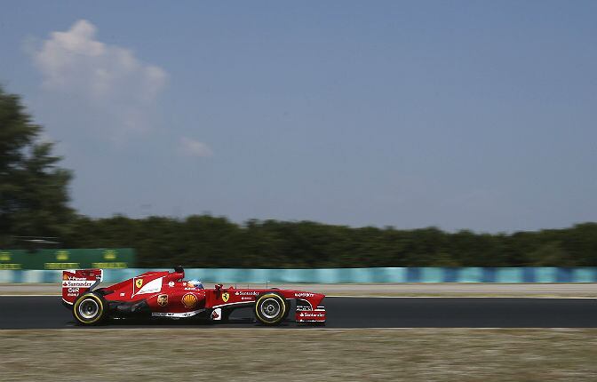 Fernando Alonso rueda en el trazado de Hungaroring