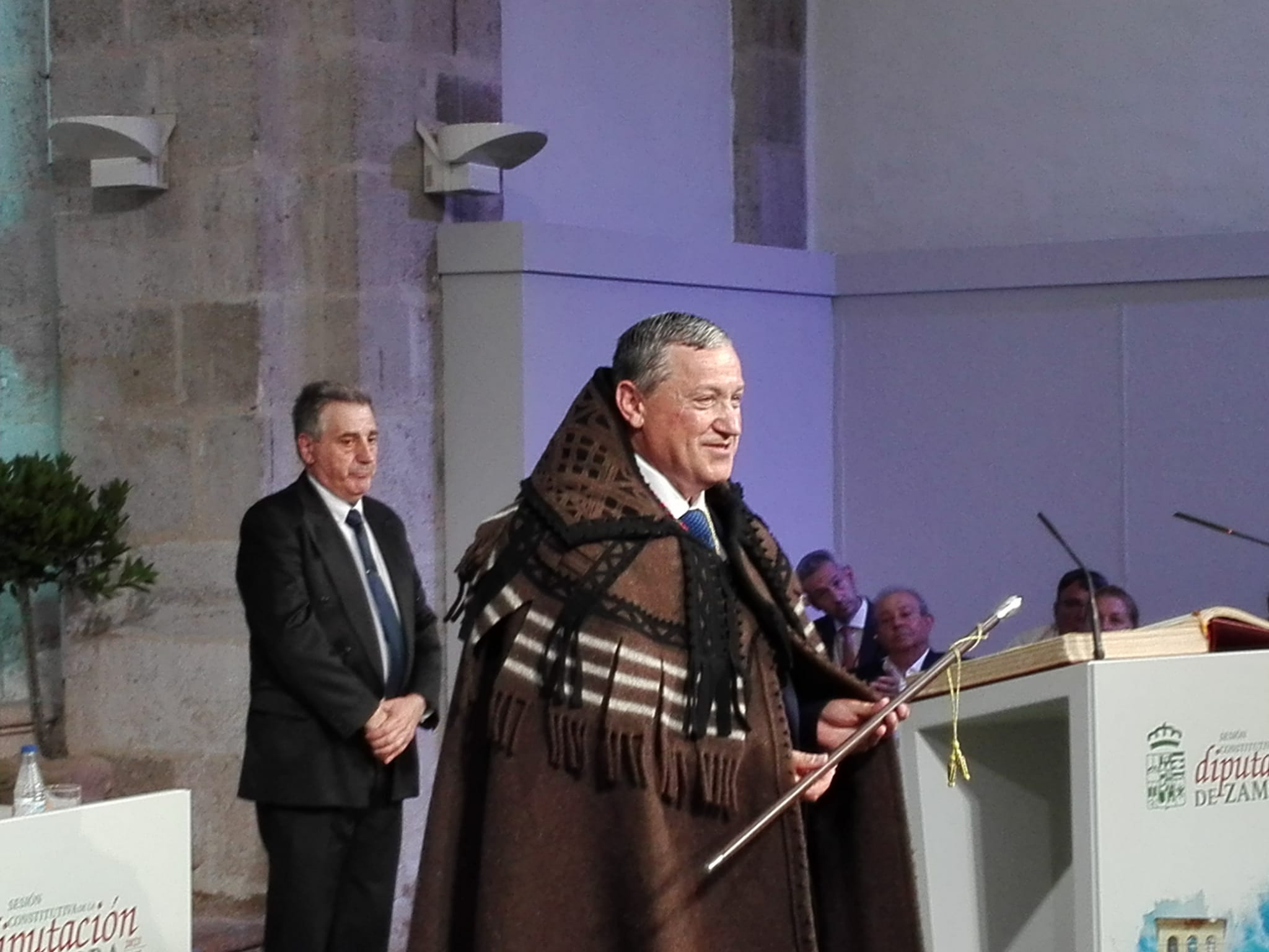 Javier Faúndez, presidente de la Diputación Provincial de Zamora, ataviado con la capa parda alistana