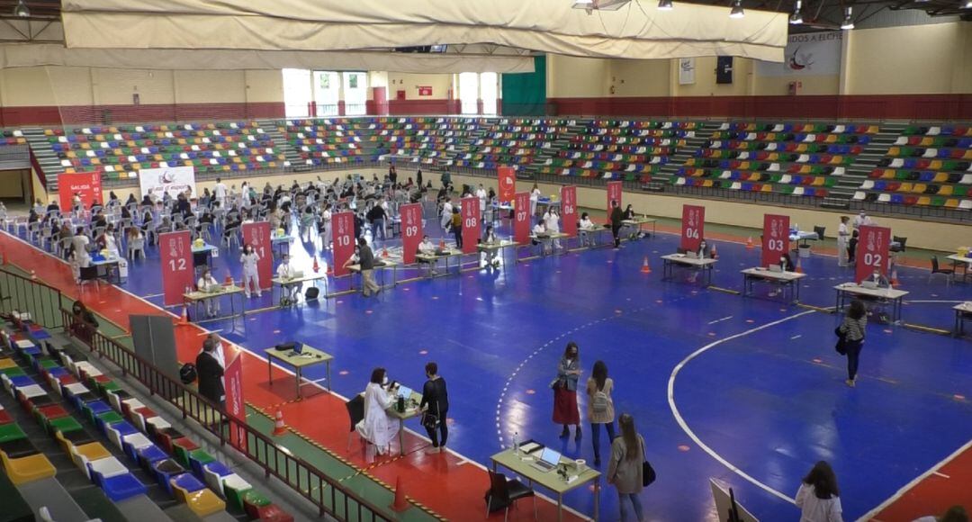 Vacunas a docentes en el Pabellón Esperanza Lag de Elche