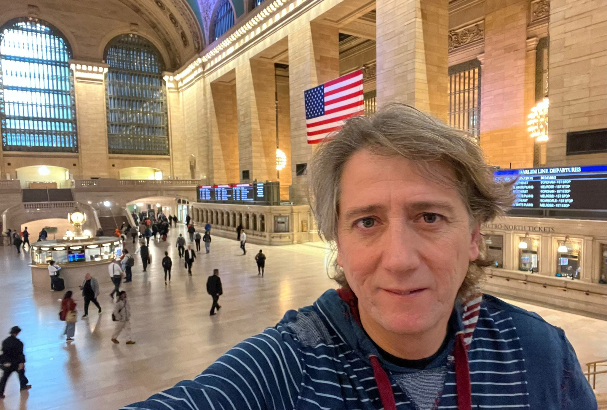 Carlos Martínez en la Estación Central de Nueva York.