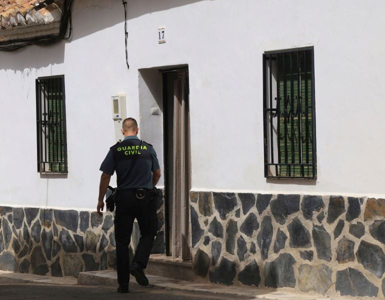 La Guardia Civil en la vivienda de La Zubia (Granada) donde apareció el cuerpo de la mujer 