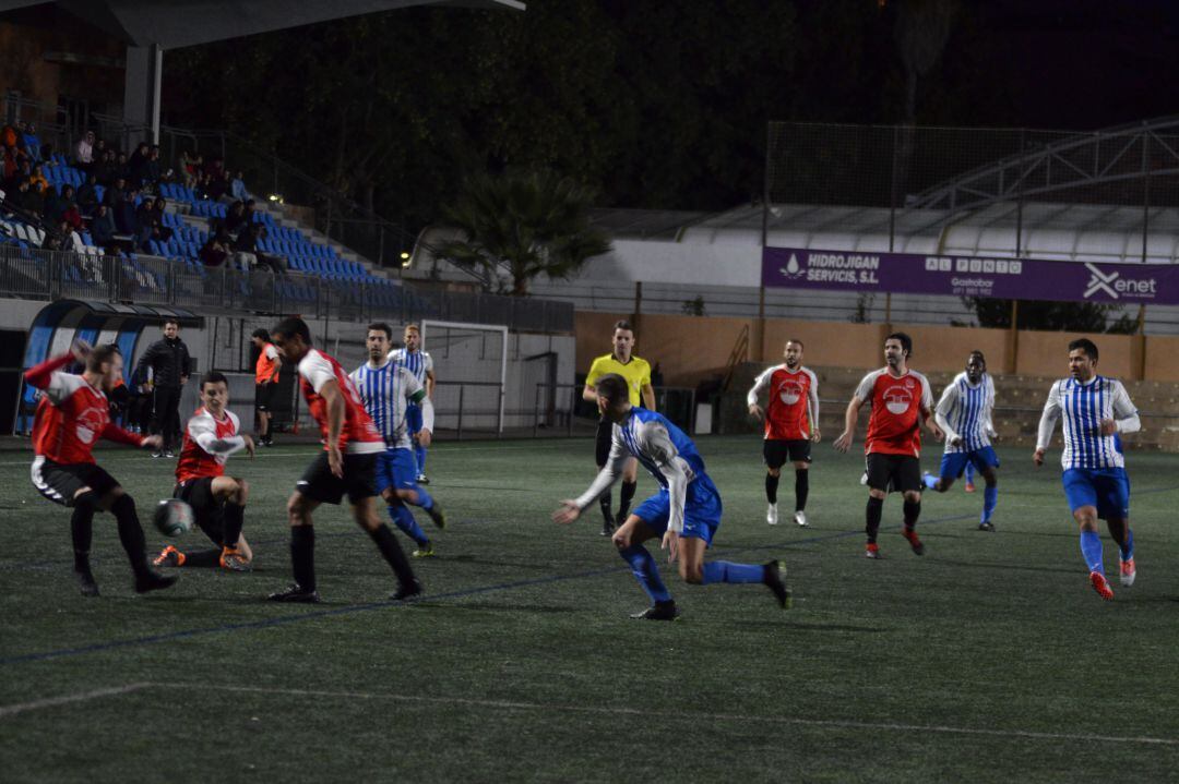 Momento del partido entre el CF Gandia y el Xeraco