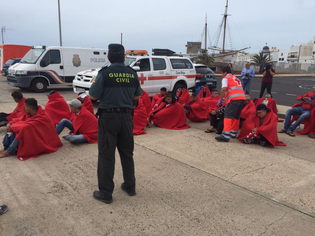 Imagen de archivo de personas llegadas en una patera a Lanzarote siendo atendidas por Cruz Roja. 