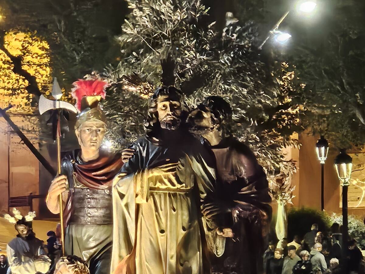 La procesión del prendimiento se renueva con emoción y solemnidad en Barbastro