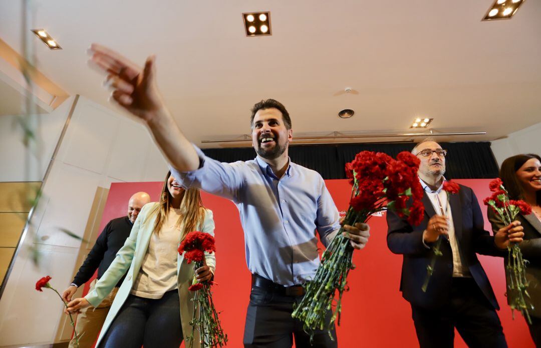 El candidato socialista a la Presidencia de la Junta, Luis Tudanca,junto al candidato a la Alcaldía, Olegario Ramón, en el acto electoral de Ponferrada