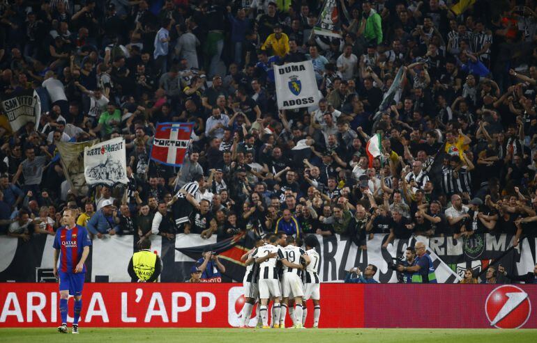 Los jugadores de la Juventus celebran el primer gol de Dybala