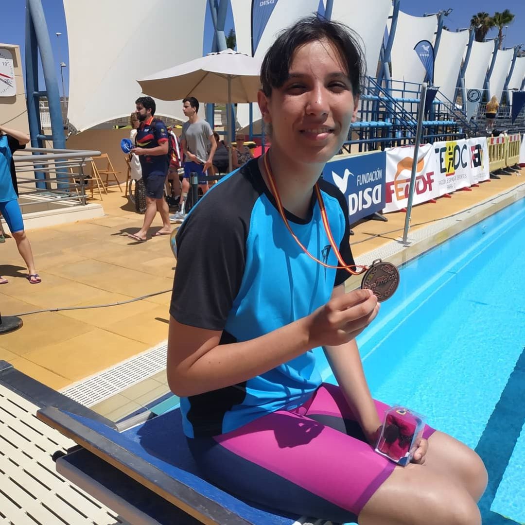 Rosana Vita mostrando una de sus medallas.