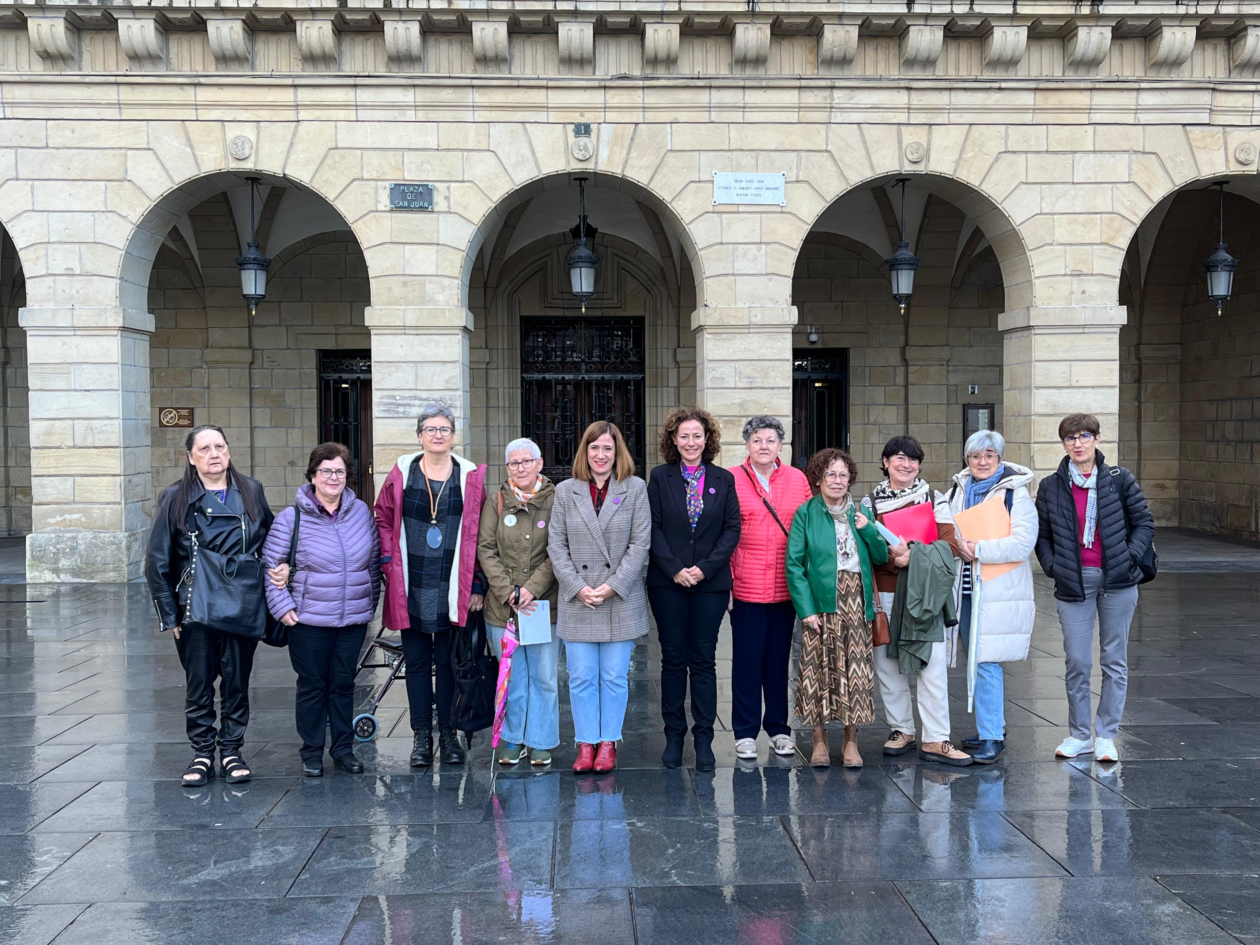 Cristina Laborda, alcaldesa de Irun y Maite Cortina, delegada de Igualdad y Derechos LGTBIQ+ (centro) junto a las representantes de las asociaciones feministas.