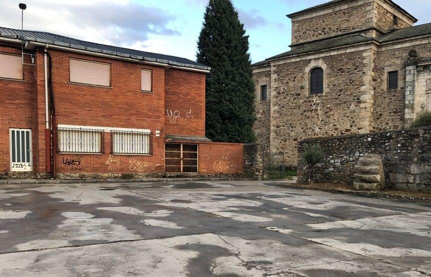 Las escuelas, junto al monasterio