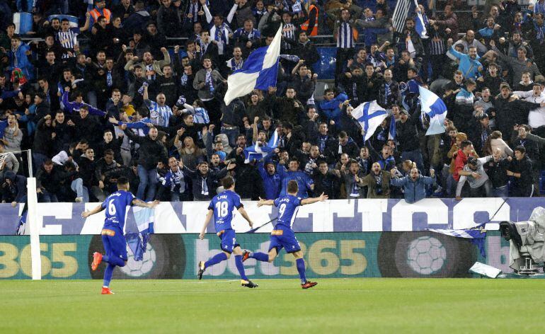 El delantero venezolano del Alavés Christian Santos celebra su gol marcado ante el Espanyol.