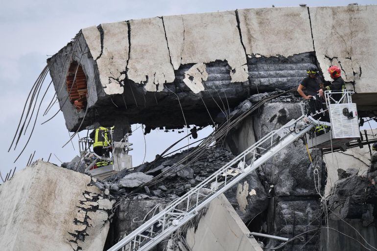 Miembros de los servicios de rescate trabajan en la búsqueda de víctimas tras el derrumbe de un puente en Génova (Italia) hoy.