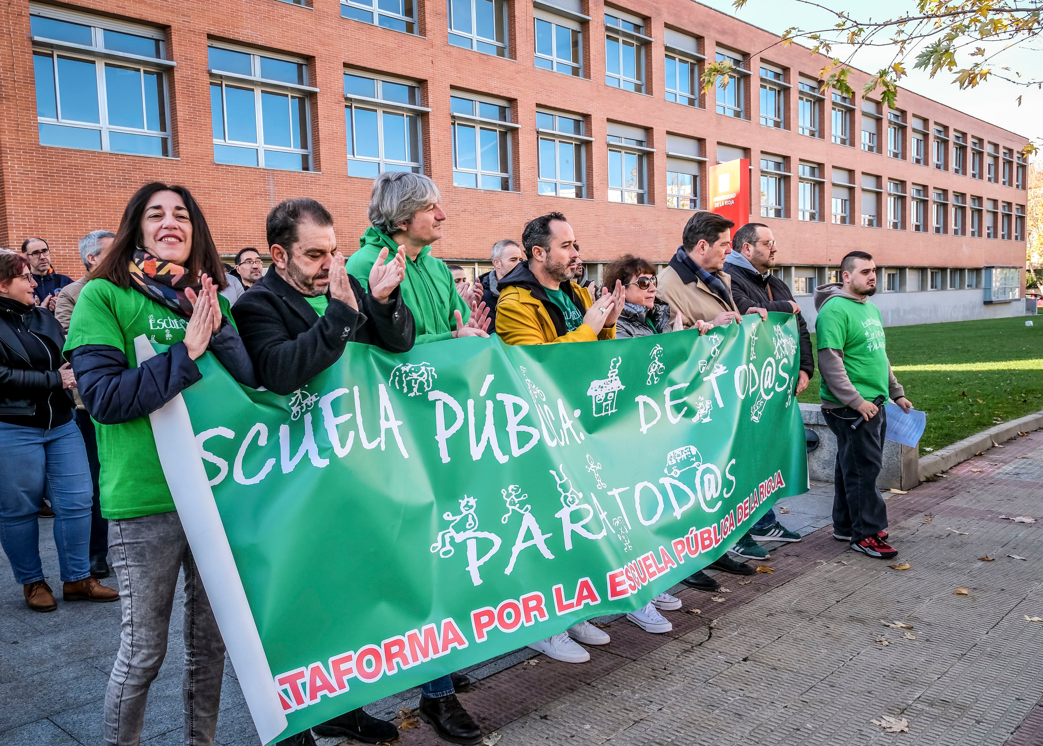 LOGROÑO, 27/11/2024.- La Plataforma en Defensa de la Escuela Pública de La Rioja inicia sus movilizaciones mensuales &#039;Miércoles verdes&#039; para pedir medidas ante la falta de profesorado, la situación de los comedores escolares y las listas de docentes interinos. EFE /Fernando Díaz
