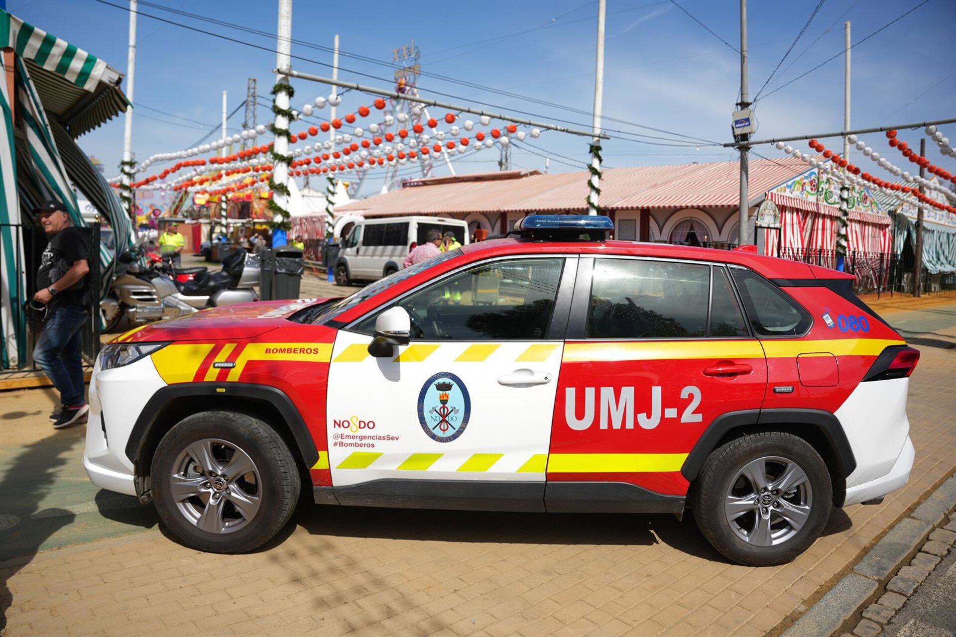 Miembros del cuerpo de bomberos de Sevilla realizan una inspección en una caseta de la Feria. 