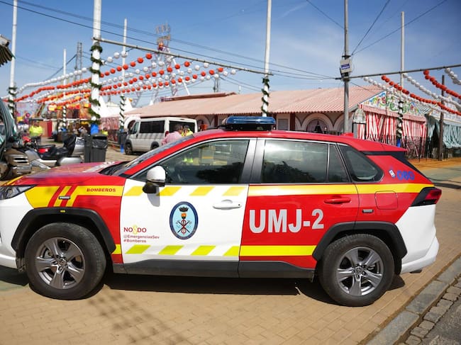Miembros del cuerpo de bomberos de Sevilla realizan una inspección en una caseta de la Feria.