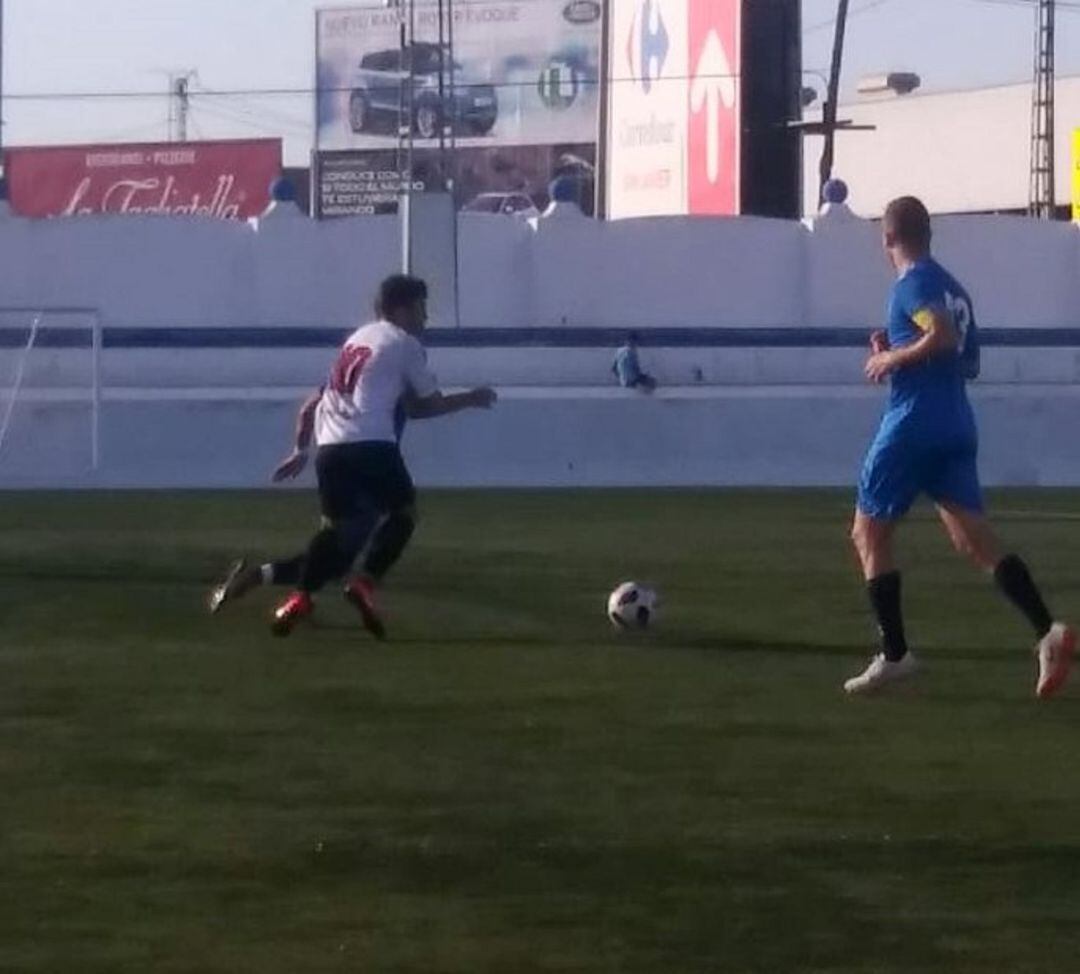 Nebil Ibáñez pelea un balón a un rival murciano