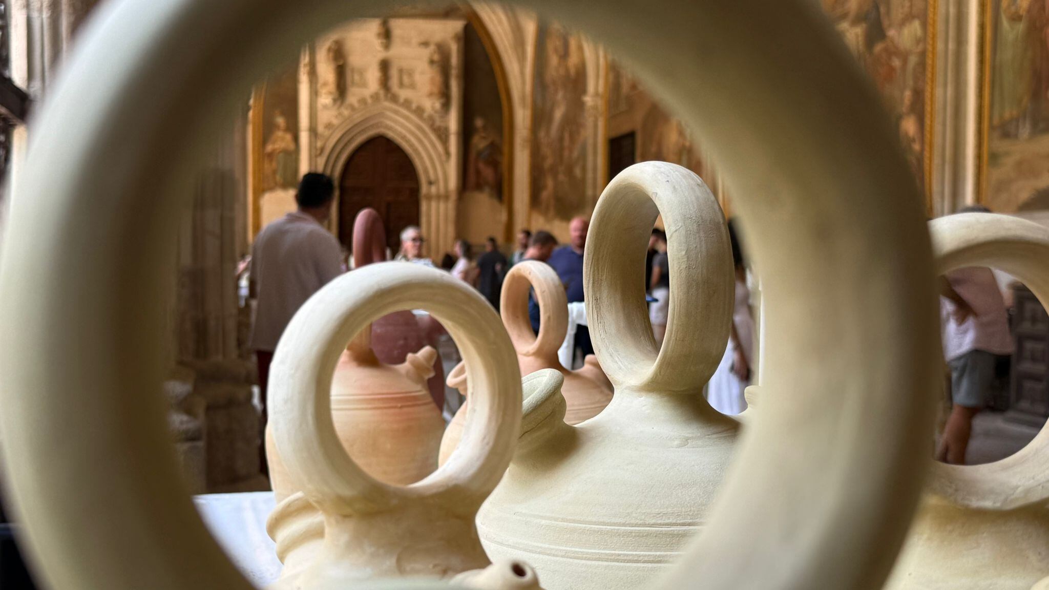 Imagen de los botijos en el claustro de la Catedral de Toledo, durante este 15 de agosto