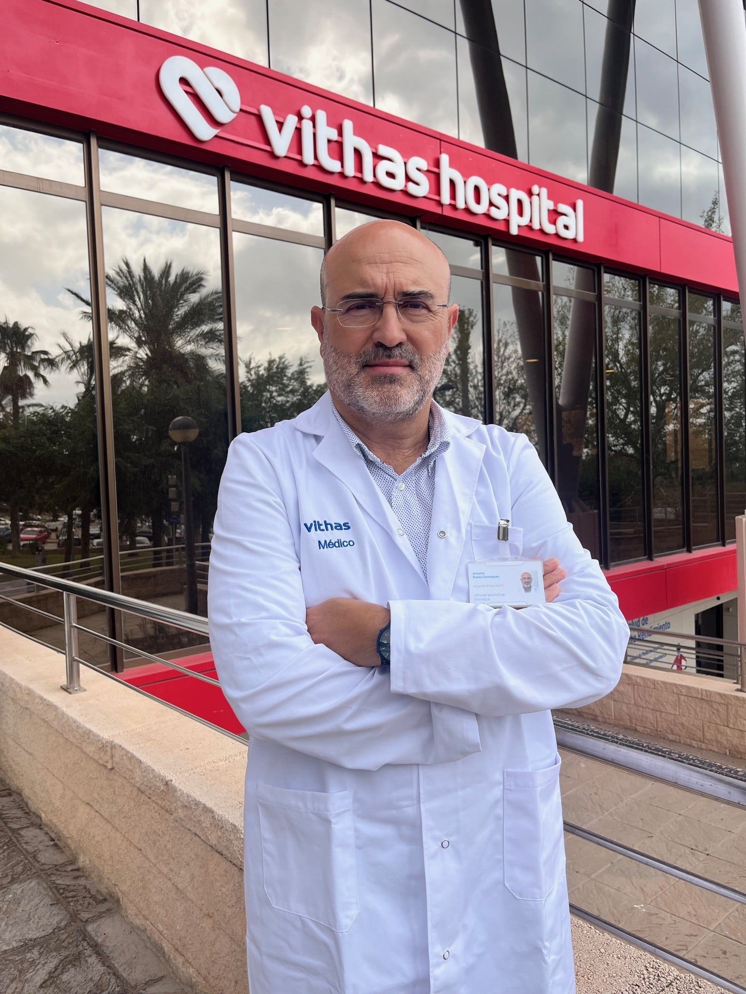 Doctor Rueda del Hospital Vtihas Xanit Internacional