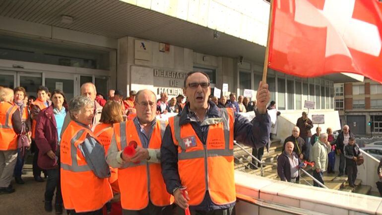 Emigrantes Retornados protestan a las puertas de la delegación viguesa del Ministerio de Hacienda