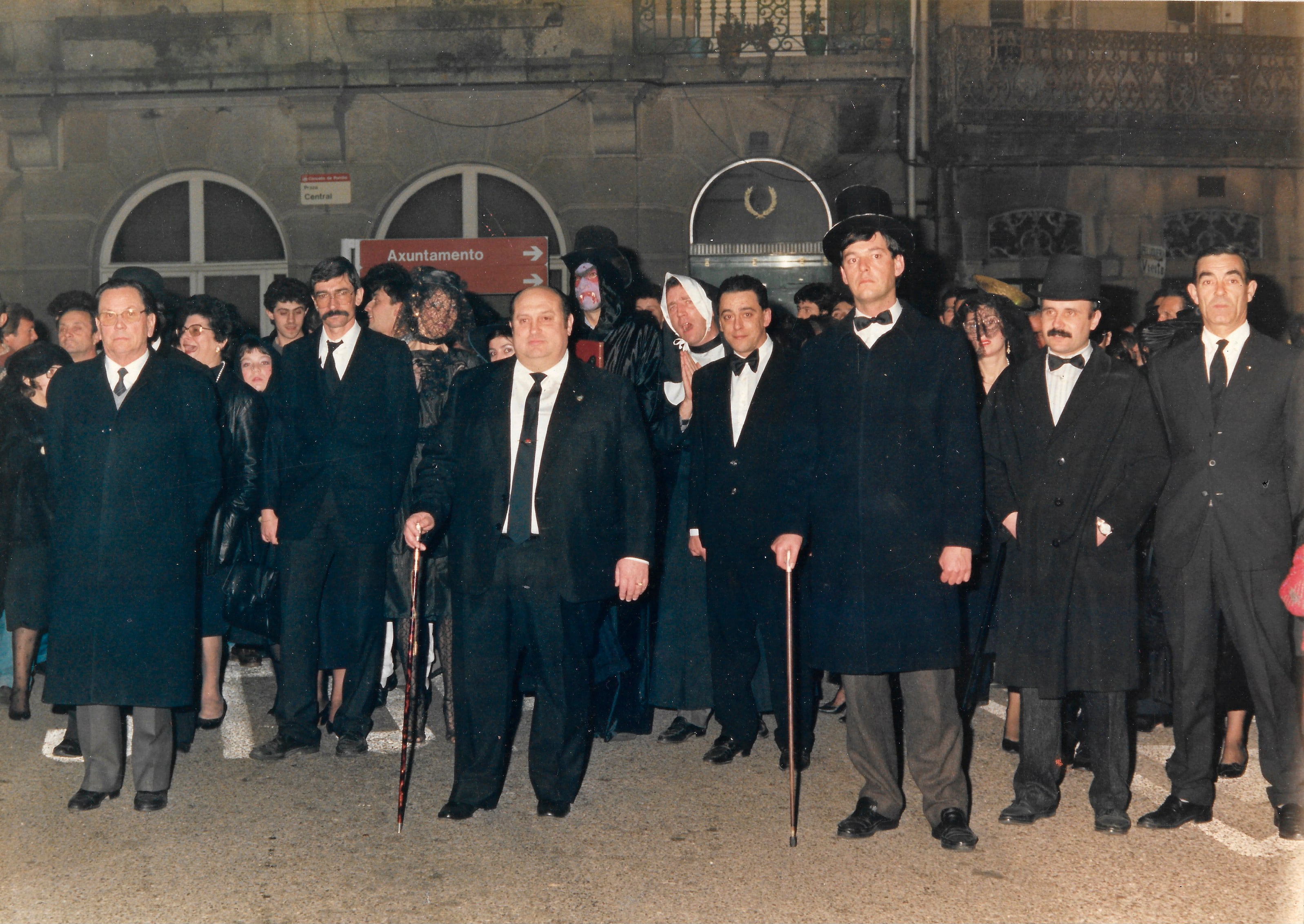 El ex alcalde José Manuel Barros junto a miembros de la directiva del CRC en aquel primer entroido.