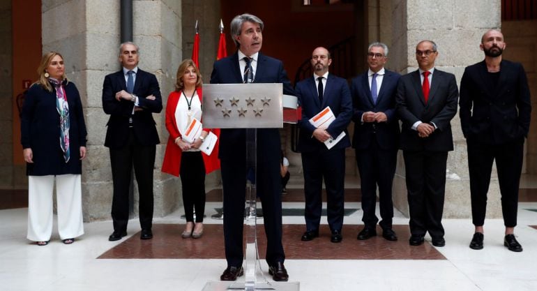 El desde hoy presidente en funciones de la Comunidad de Madrid, Ángel Garrido, junto a su equipo de gobierno tras presidir la reunión del Consejo de Gobierno extraordinario, hoy en la Real Casa de Correos. 