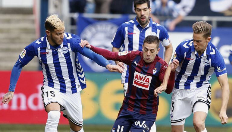 Ruben Peña trata de progresar entre Theo, Llorente y Manu García