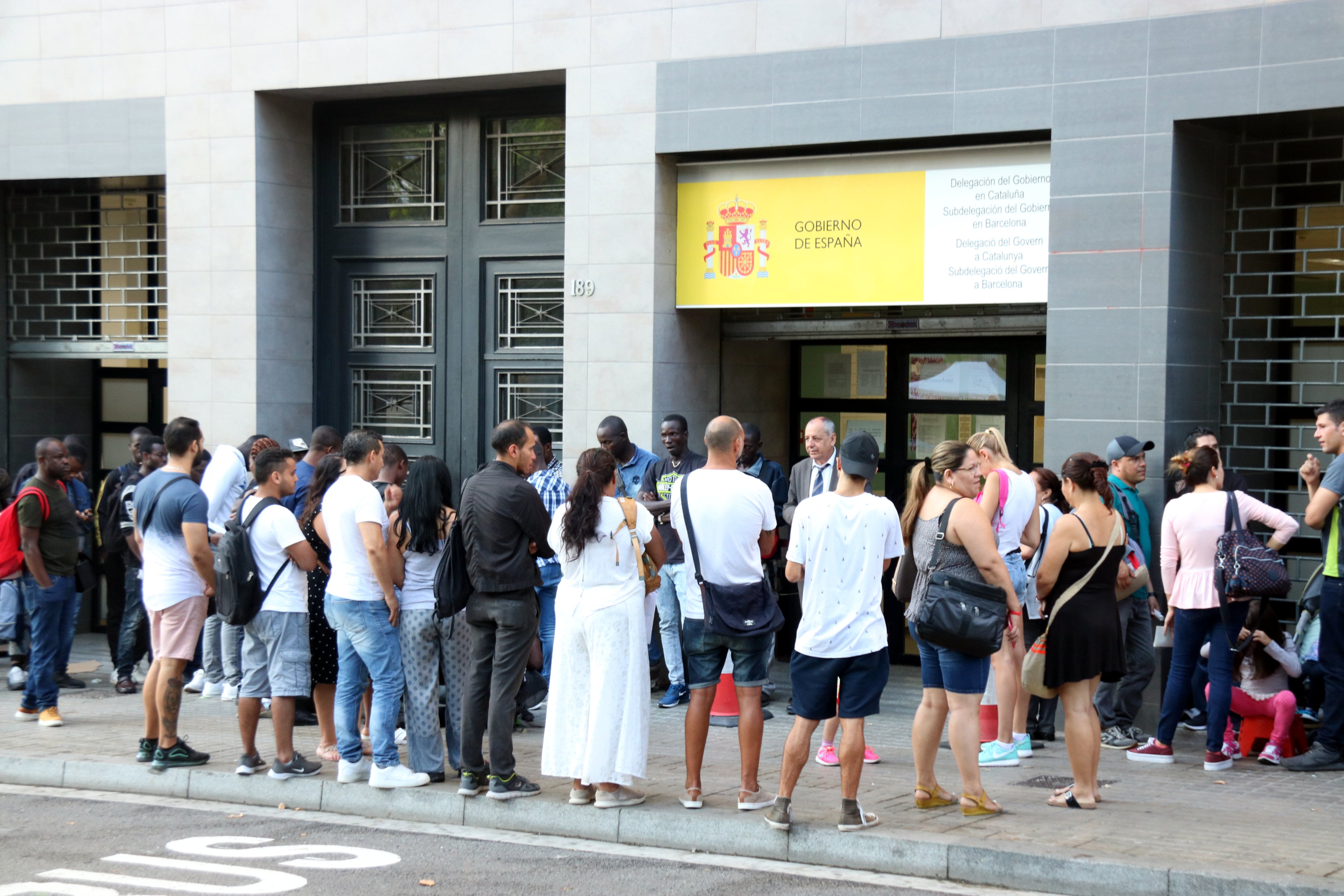 Desenes de persones fan cua a les portes de l&#039;Oficina d&#039;Estrangeria del Passeig de Sant Joan el divendres 30 d&#039;agost del 2019.