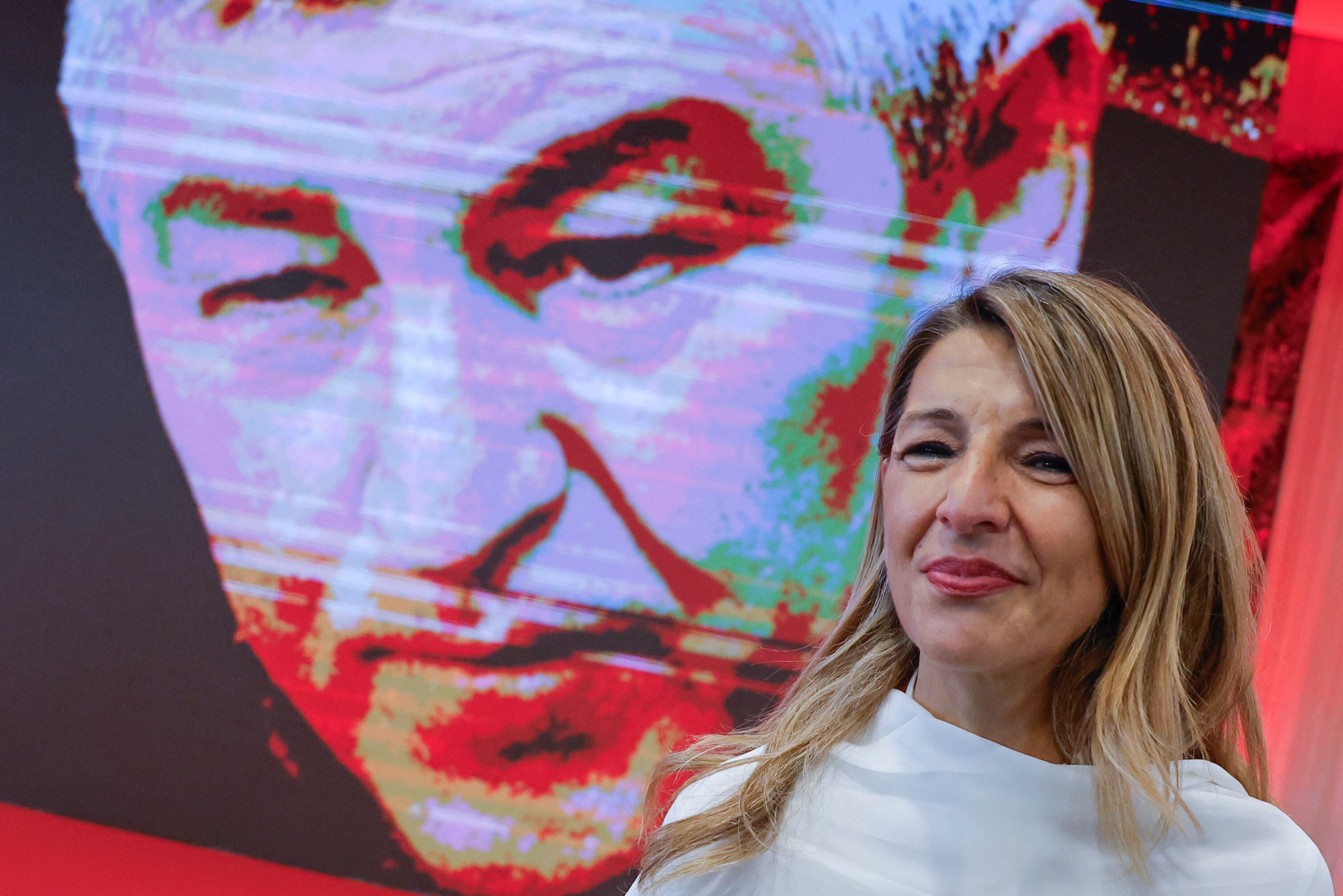 SANTIAGO DE COMPOSTELA, 24/10/2025.- La vicepresidenta del Gobierno, Yolanda Díaz, durante el homenaje póstumo a su padre Suso Díaz, exsecretario general de CCOO, un acto al que han acudido centenares de personas este viernes en Santiago de Compostela. EFE/Lavandeira jr
