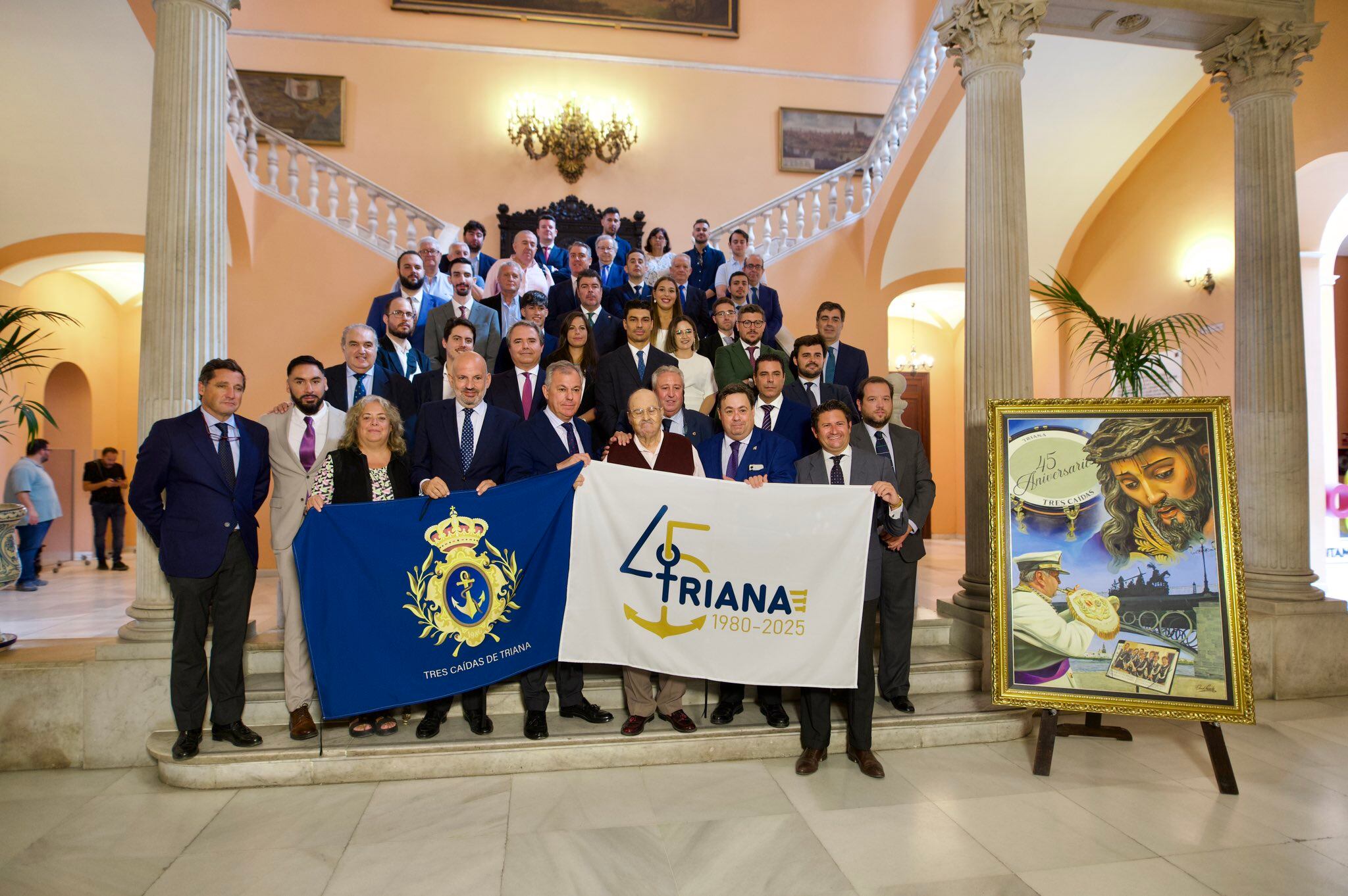 Foto de familia en la escalinata del Ayuntamiento tras la presentación del cartel y el logotipo del 45ª aniversario de Tres Caídas de Triana