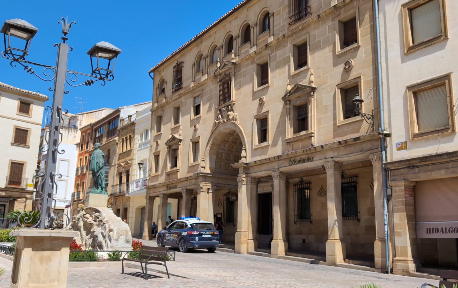 Policía Nacional en la Plaza de Andalucía de Úbeda.