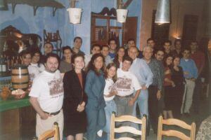 El equipo de SER Gijón reunido en un restaurante en el año 2000.