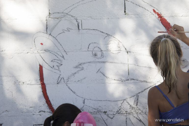 Niños participando en una de las pintadas que se han organizado en la Bibliopiscina