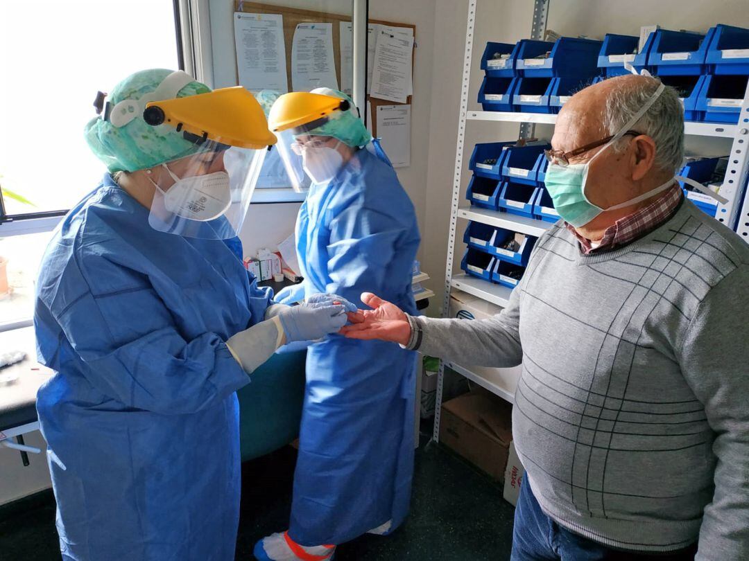 Los técnicos sanitarios del Centro de Salud de Jódar hacen el test a uno de los residentes