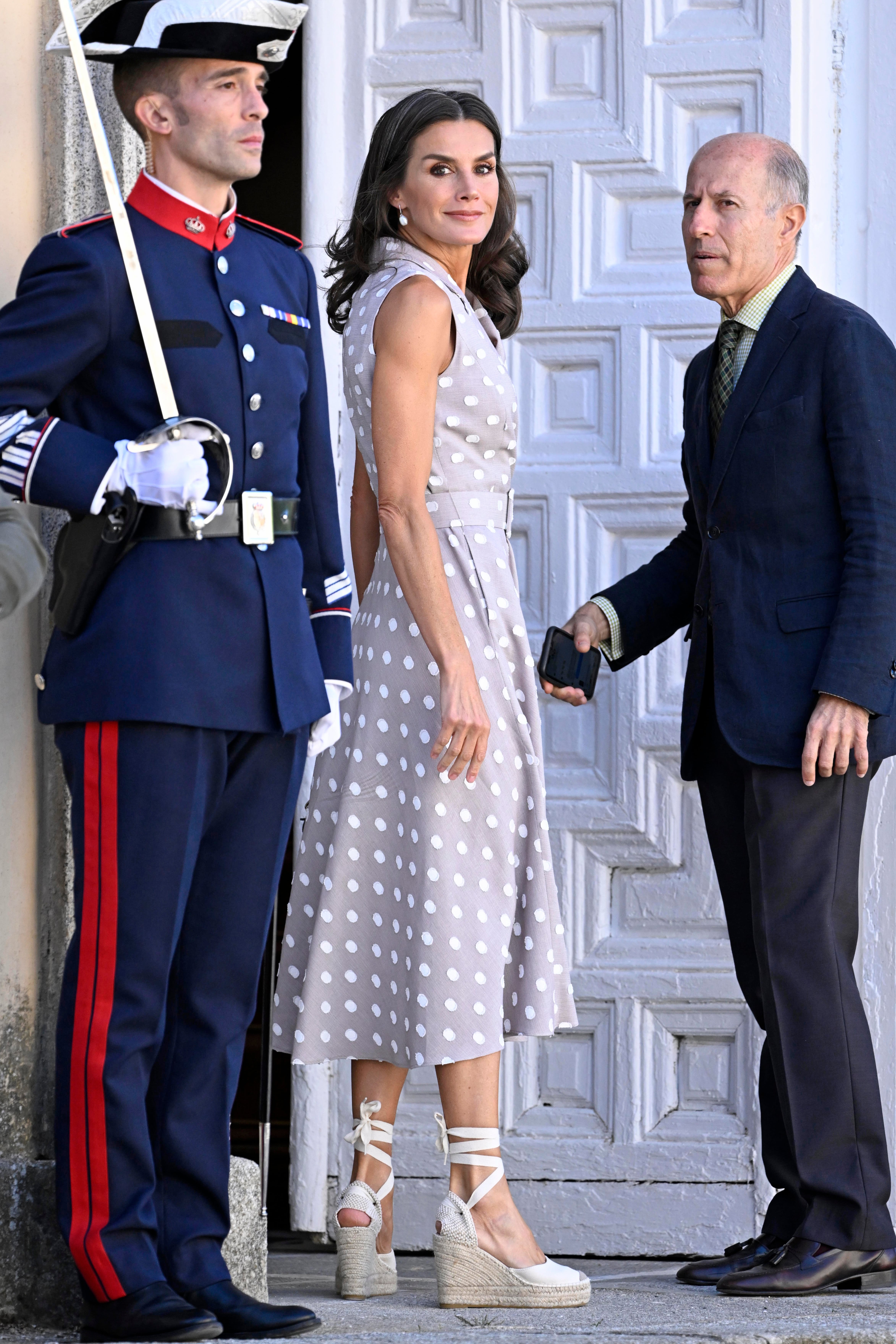 SEGOVIA, ESPAÑA - 29 DE JUNIO: La Reina Letizia de España asiste a una reunión con las Primeras Damas en el Palacio Real de La Granja de San Ildefonso durante la Cumbre de la OTAN el 29 de junio de 2022 en Segovia, España. (Foto de Carlos Alvarez/Getty Images)