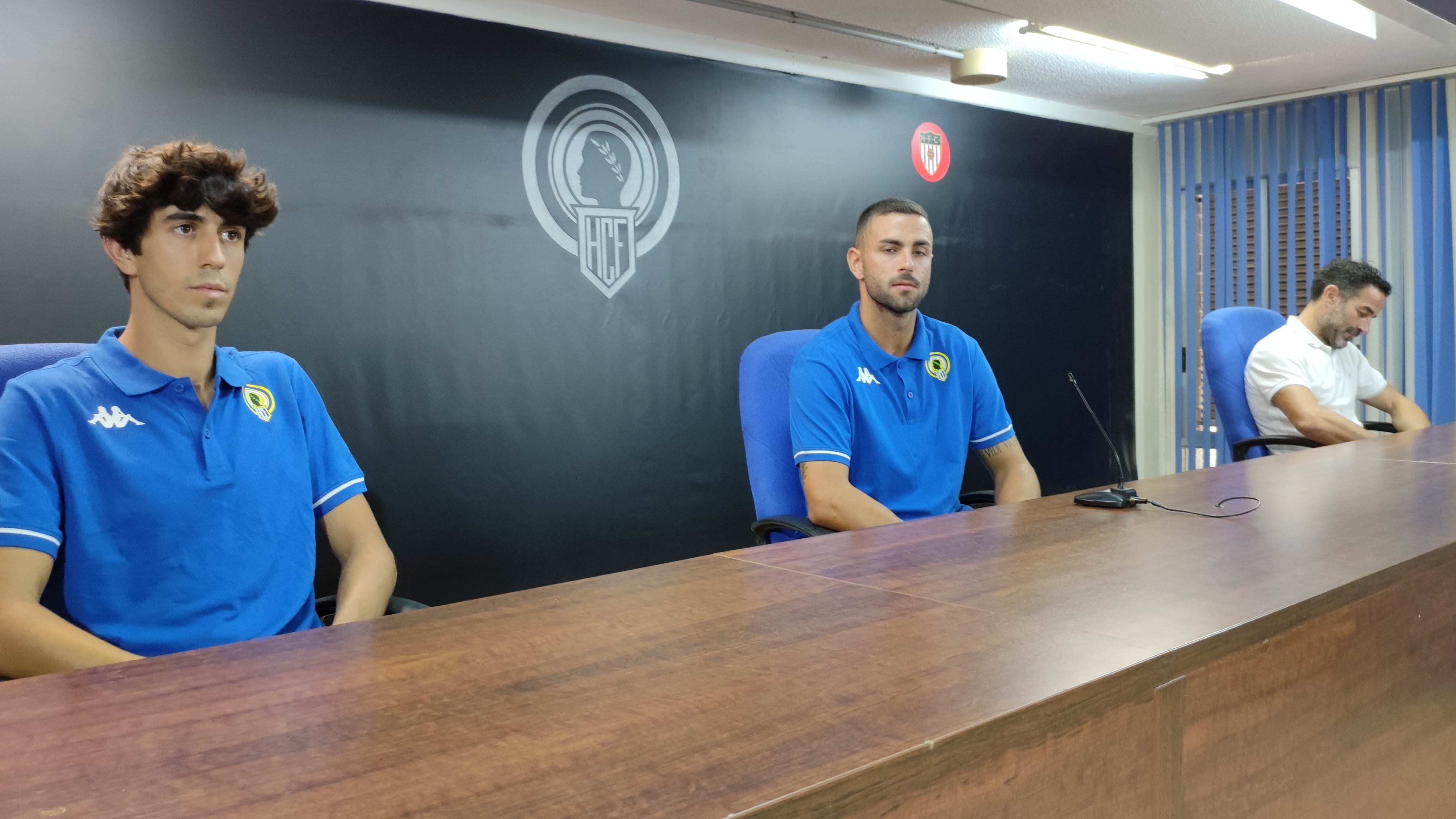 Ander Vitoria y Marcos Bravo, jugadores del Hércules, junto a Paco Peña, director deportivo
