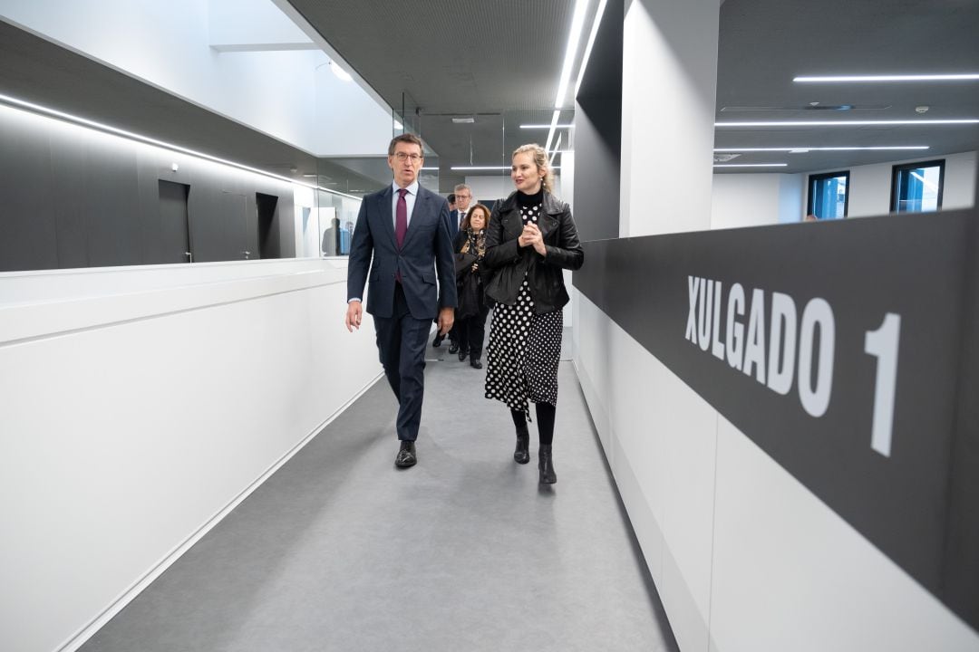 Alberto Núñez Feijóo, presidente de la Xunta, visitando los nuevos juzgados de Tui.