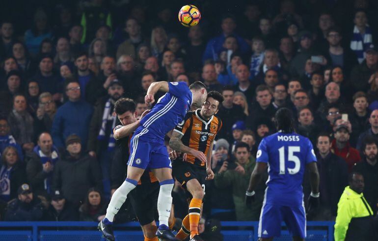 Ryan Mason salta con Cahill antes de producirse un choque fortuito 