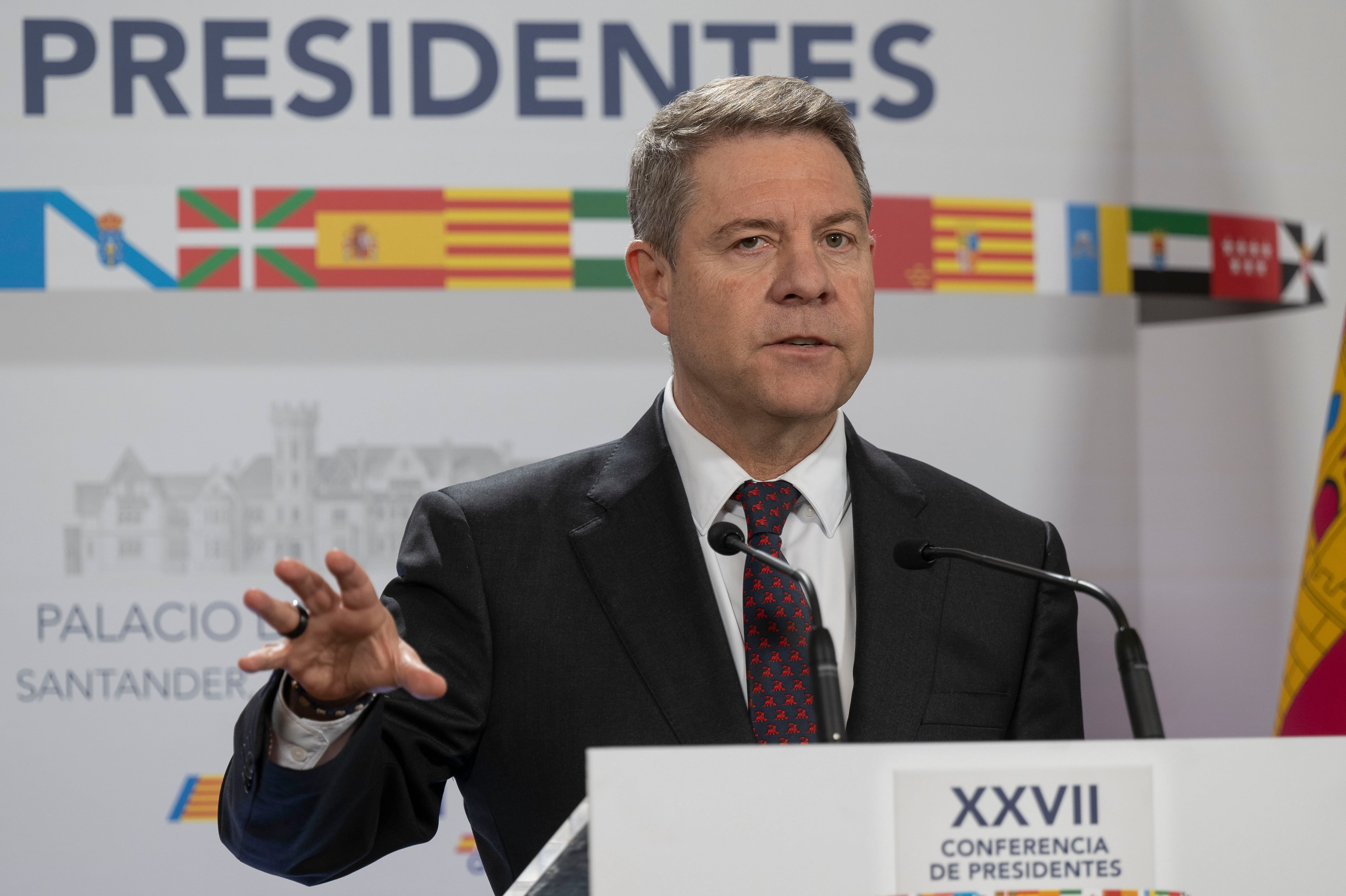 SANTANDER, 13/12/2024.- El presidente de Castilla-La Mancha, Emiliano García Page, realiza declaraciones durante la reunión de la XXVII Conferencia de Presidentes, este viernes en el Palacio de la Magdalena de Santander.-EFE/ Pedro Puente Hoyos
