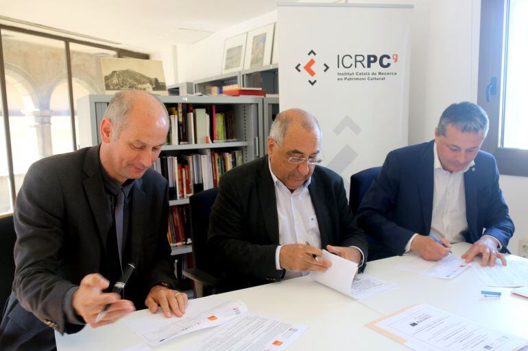 Martin Galinier, Joaquim Nadal i Ramon Roqué en l'acte de signatura del conveni per difondre el patrimoni fronterer.