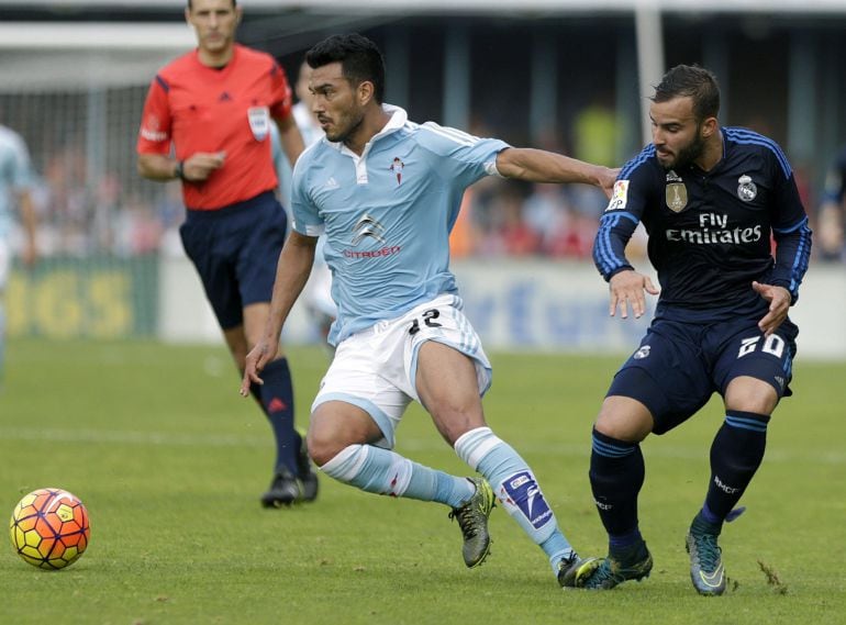 Gustavo Cabral, controla la pelota ante Jesé Rodríguez, del Real Real Madrid, durante el partido de la novena jornada de liga en Primera División, disputado esta noche en el estadio de Balaídos.