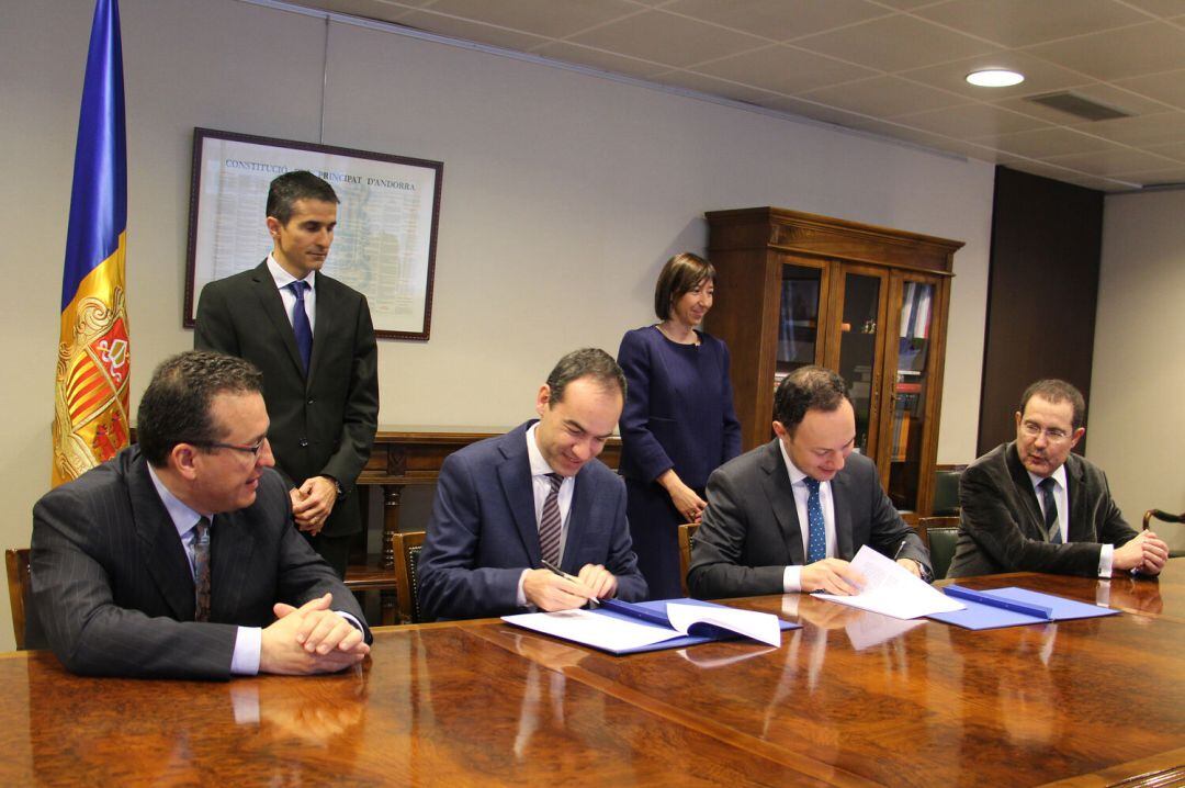 Signatura d'un conveni entre el Govern i la Cambra de Notaris la legislatura passada. L'executiu ha aprovat al darrer consell de ministres convocar una nova plaça de notari al país.