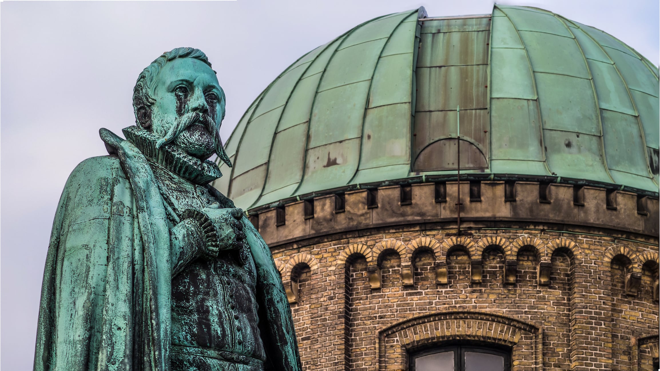 Estatua de Tycho Brahe frente al Observatorio  junto al castillo de Rosengorg en Copenhage