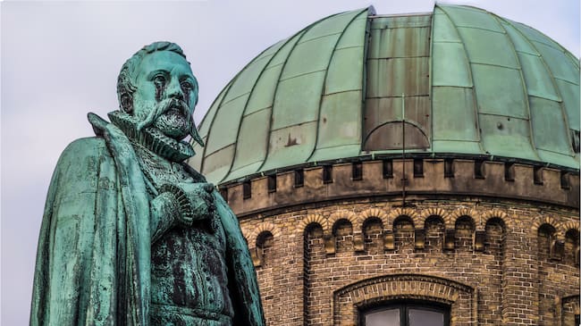 Estatua de Tycho Brahe frente al Observatorio junto al castillo de Rosengorg en Copenhage