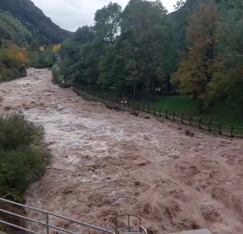 Imagen de archivo de una crecida del río Aragón a su paso por Canfranc