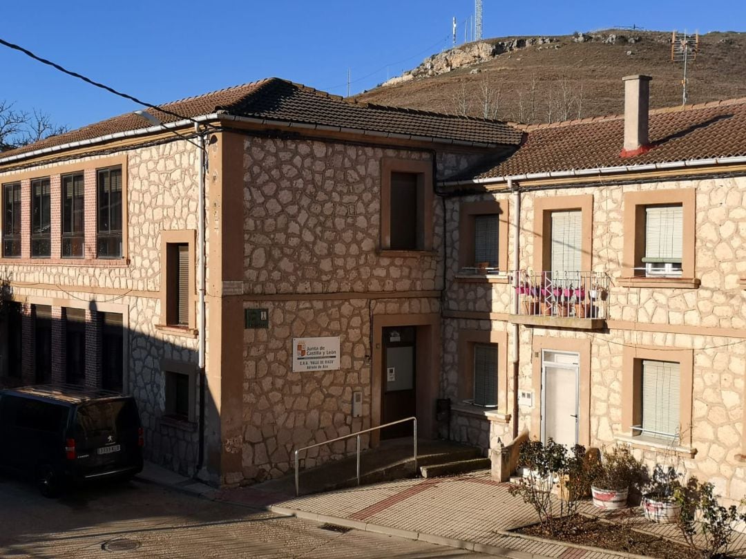 Edificio de las escuelas de Adrada de Haza