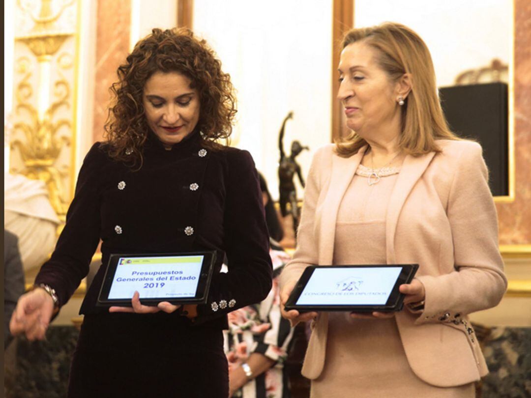 La Ministra de Hacienda, María Jesús Montero, junto a la presidenta del Congreso de los Diputados, Ana Pastor