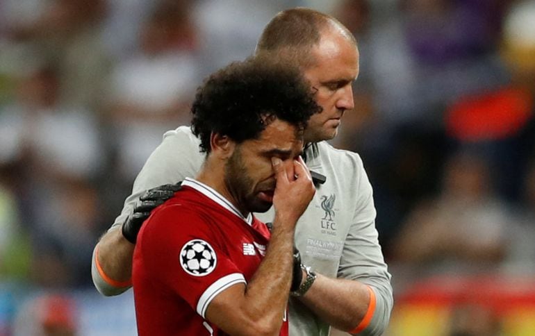 Salah se retira lesionado de la final de la Liga de Campeones entre el Liverpool y el Real Madrid.